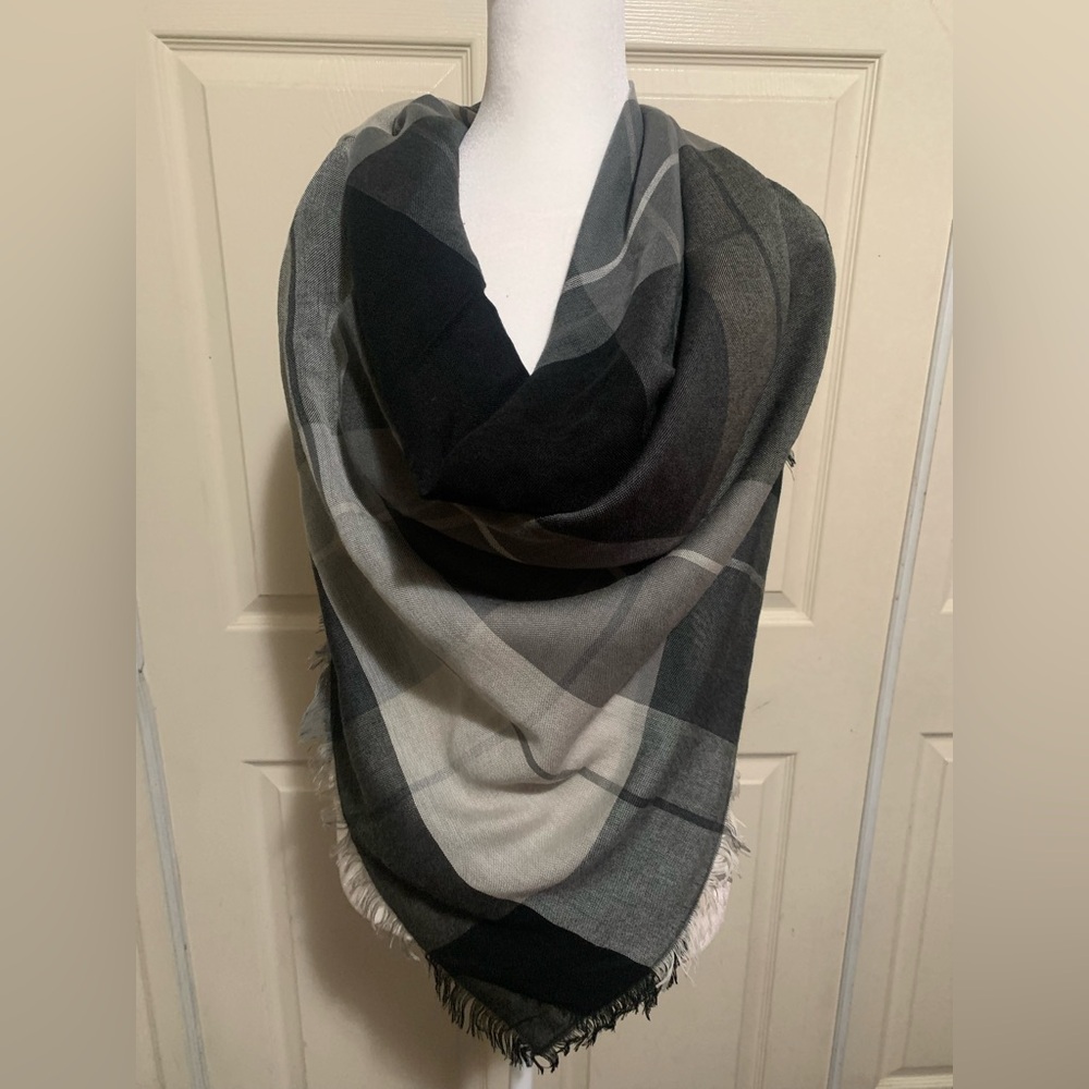 Amanda Smith Black and Gray Elegant Business Office Casual 100% Acrylic Scarf